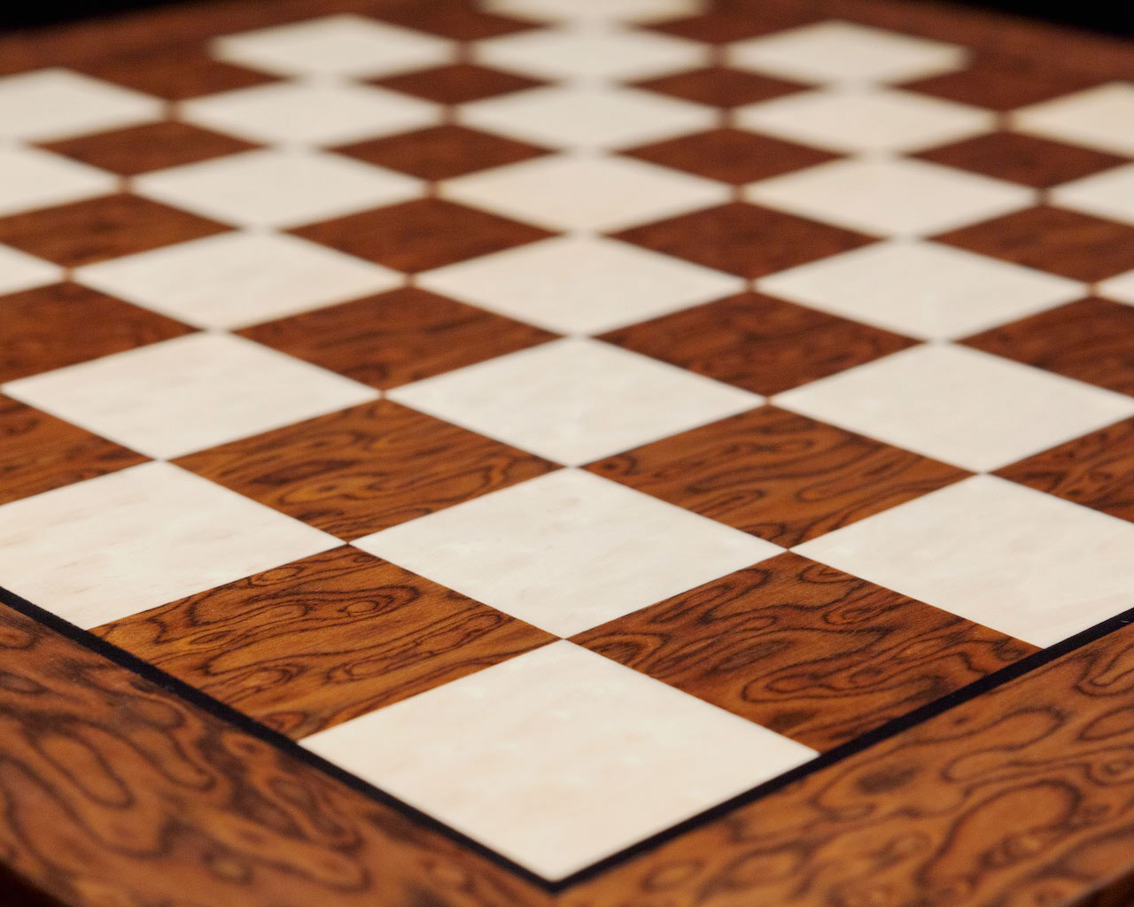 Angled close-up of the 50 cm Cordoba brown ash burl chess board