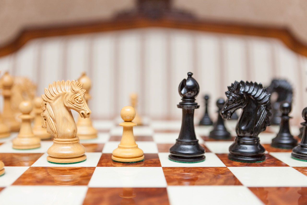 Shown with: 60 cm Da Vinci chess board Close-up of opposing Duke knights and chess pieces on the 60 cm Da Vinci chess board