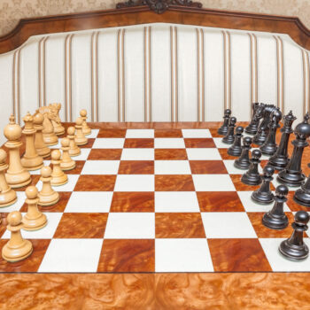 Duke ebony and boxwood pieces in their starting positions on the 60 cm Da Vinci board