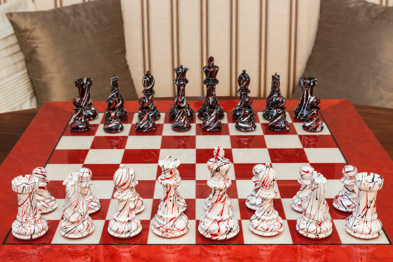 New York black-and-white colour-finished boxwood pieces in their starting positions on the 51 cm Bologna board