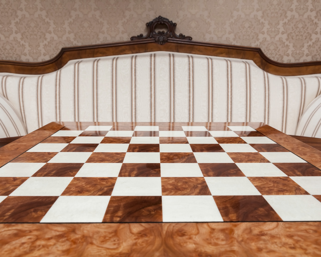 Da Vinci 60 cm high-gloss root of elm chess board in an interior setting
