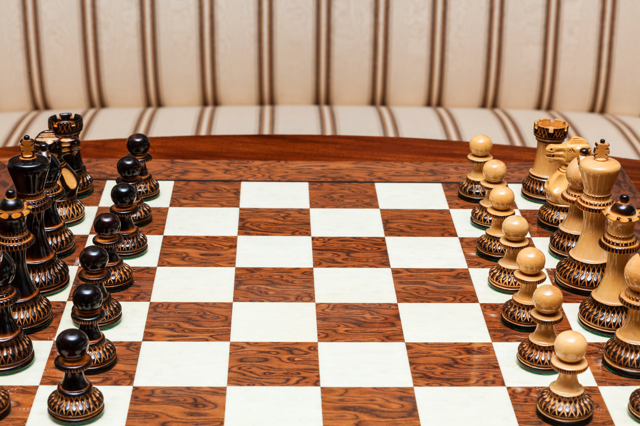Vulcan burnt boxwood pieces in their starting positions on the 50 cm Cordoba board